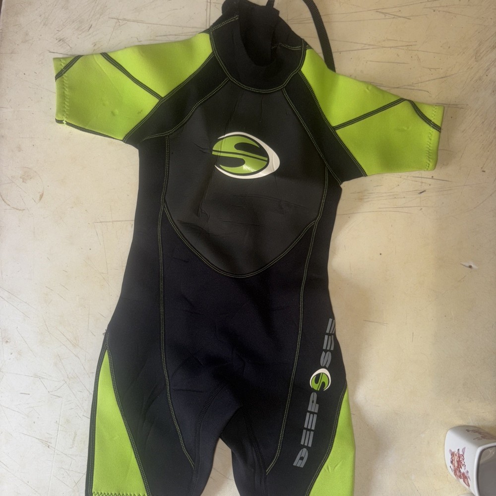 Deep See children wet suit size Xs EUC