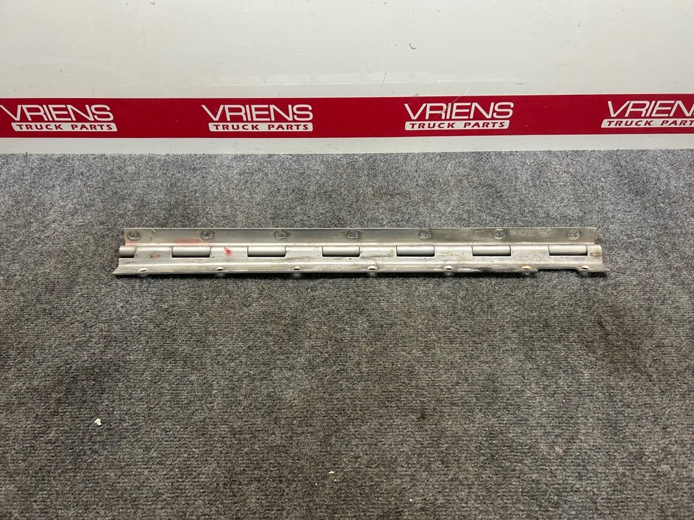 PETERBILT RH CAB DOOR HINGE 20-16605R
