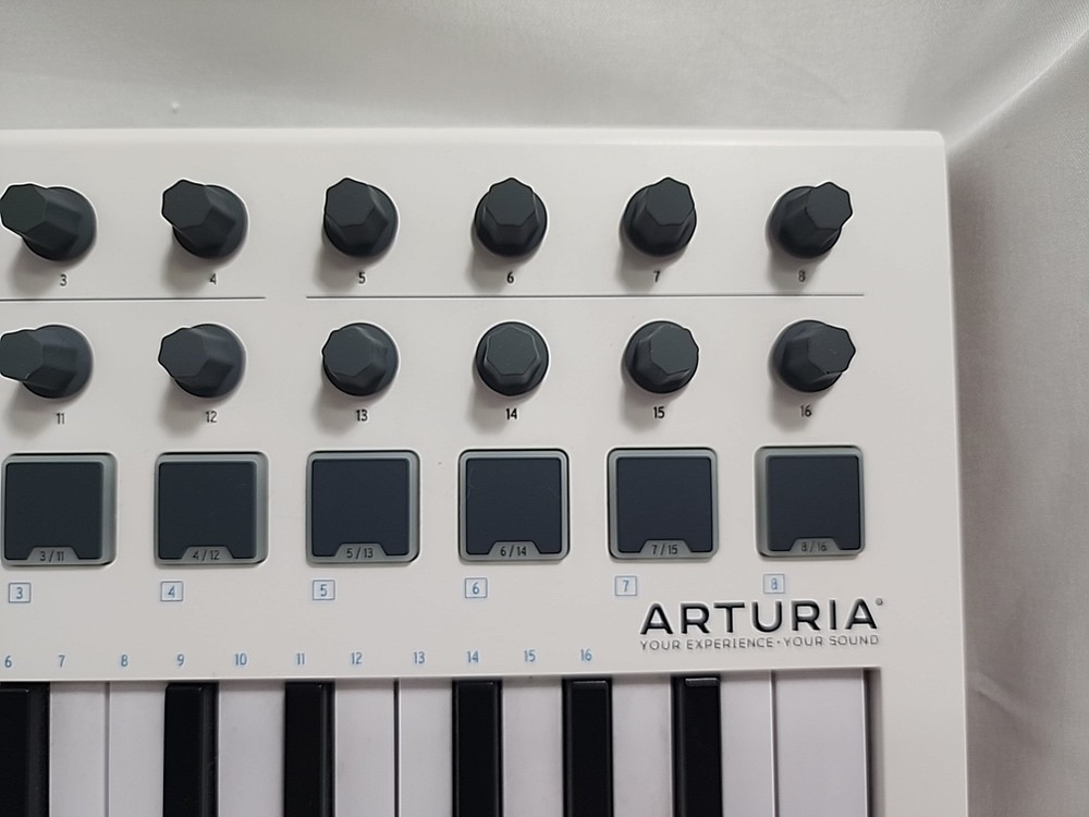 Arturia MiniLab MKII Universal MIDI Controller 25 Key White