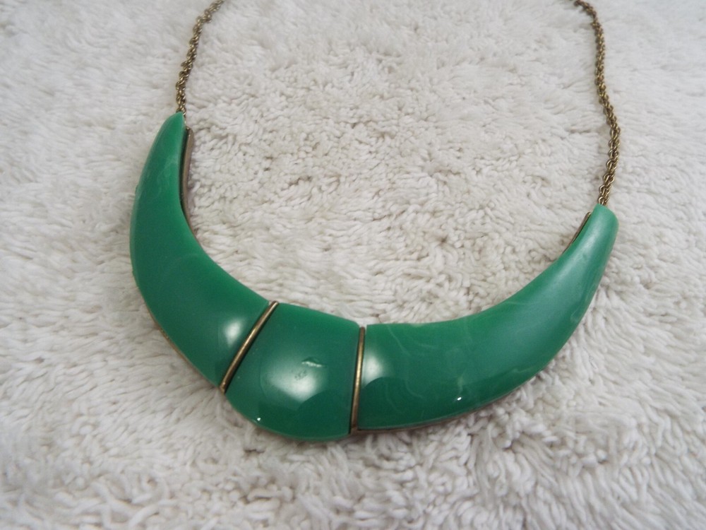 Brass-tone Green Scoop Necklace (H7)
