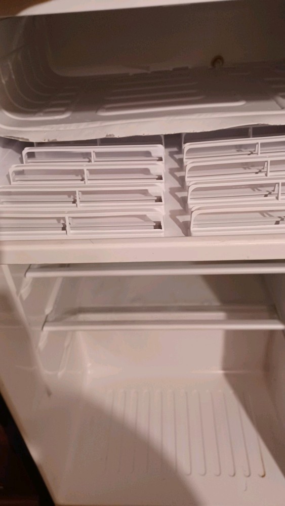 Magic Chef MCUF3S2 85L Upright Freezer Refrigerator