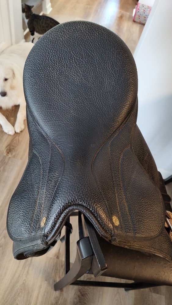 Dressage Saddle 17" medium - Synthetic - Great Condition