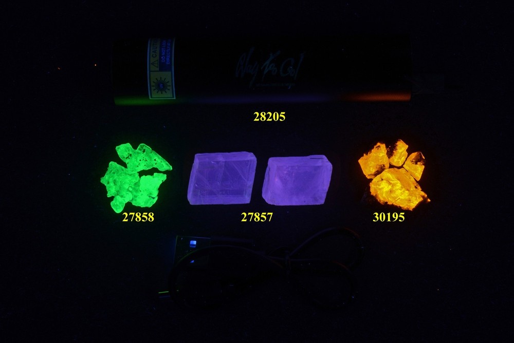 JHSet330 Mini Longwave Flashlight and 3 Different Minerals
