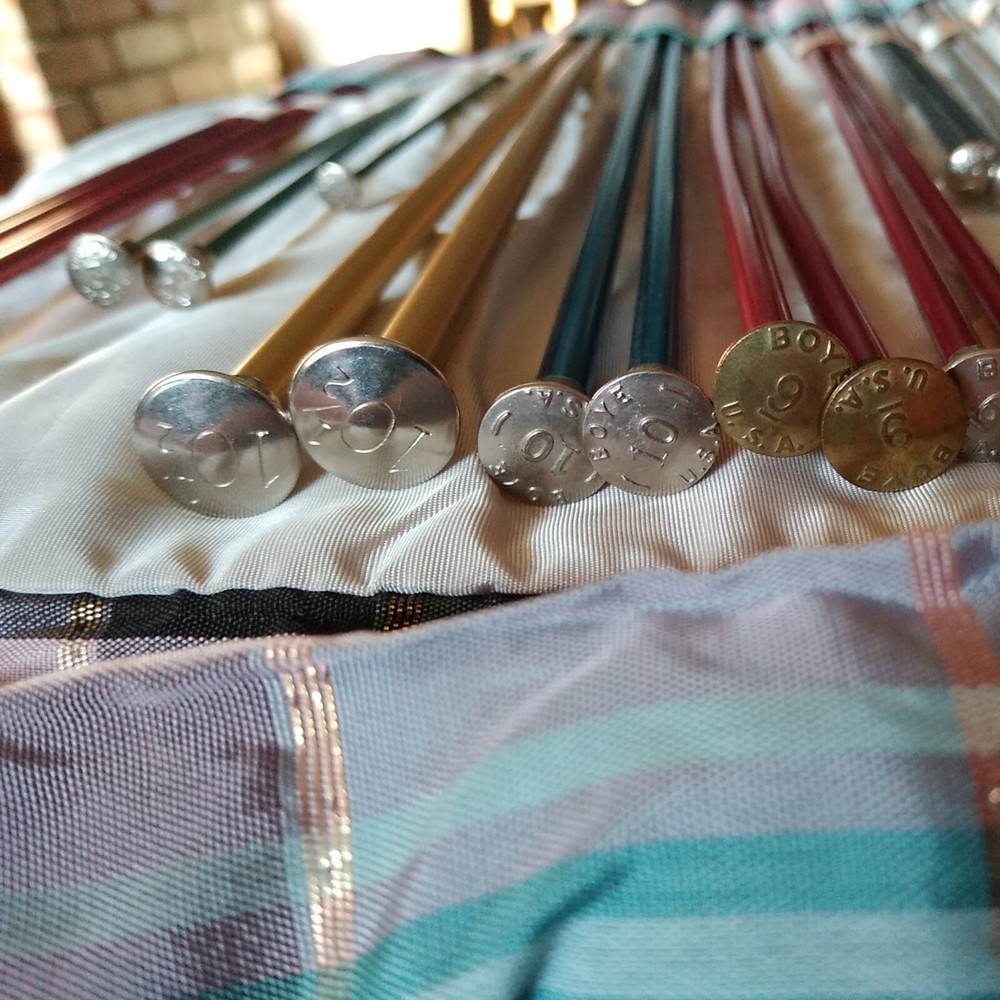 Assorted Size Knitting Needles & Storage Case 17 slots Roll Up & Tie Style Plaid