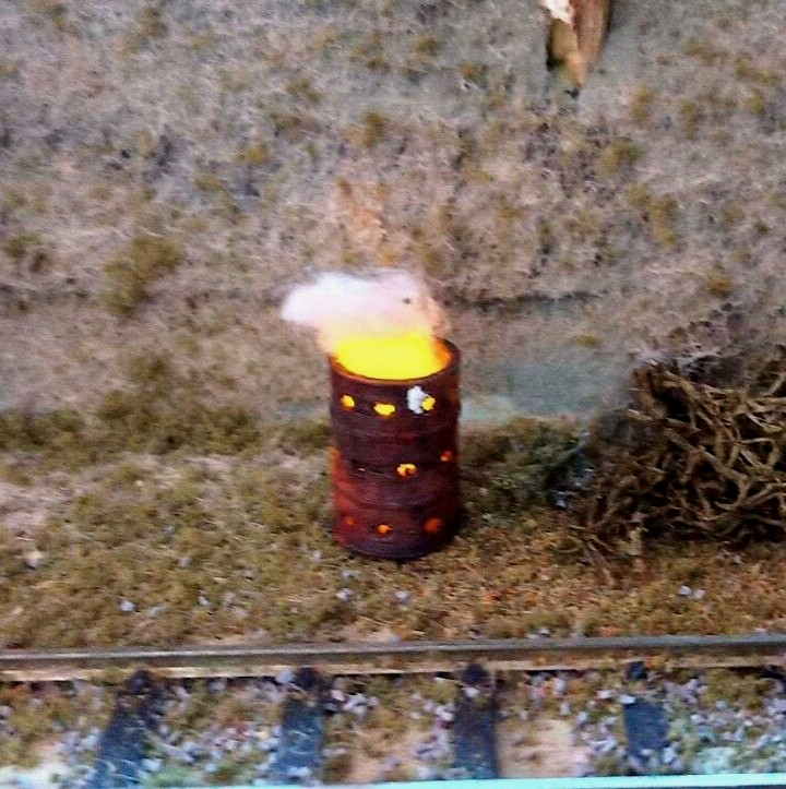 S GAUGE BURNING BARREL W/ FLICKERING LED LIGHT! 1:64 SCALE