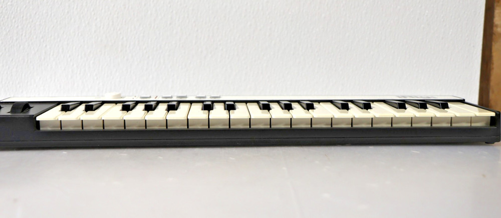 IK Multimedia iRig Keys 37-Key Mobile MIDI Keyboard Controller - Untested