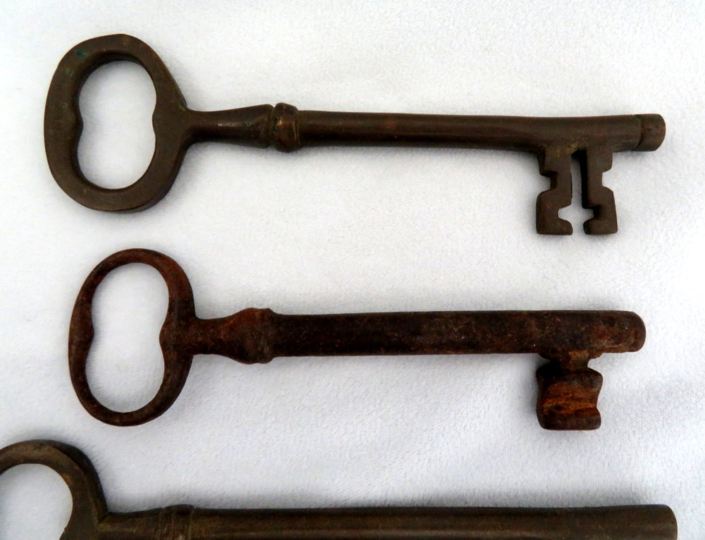 4 Piece Rustic Heavy Wrought Iron & Silver Metal Barrel Skeleton Keys