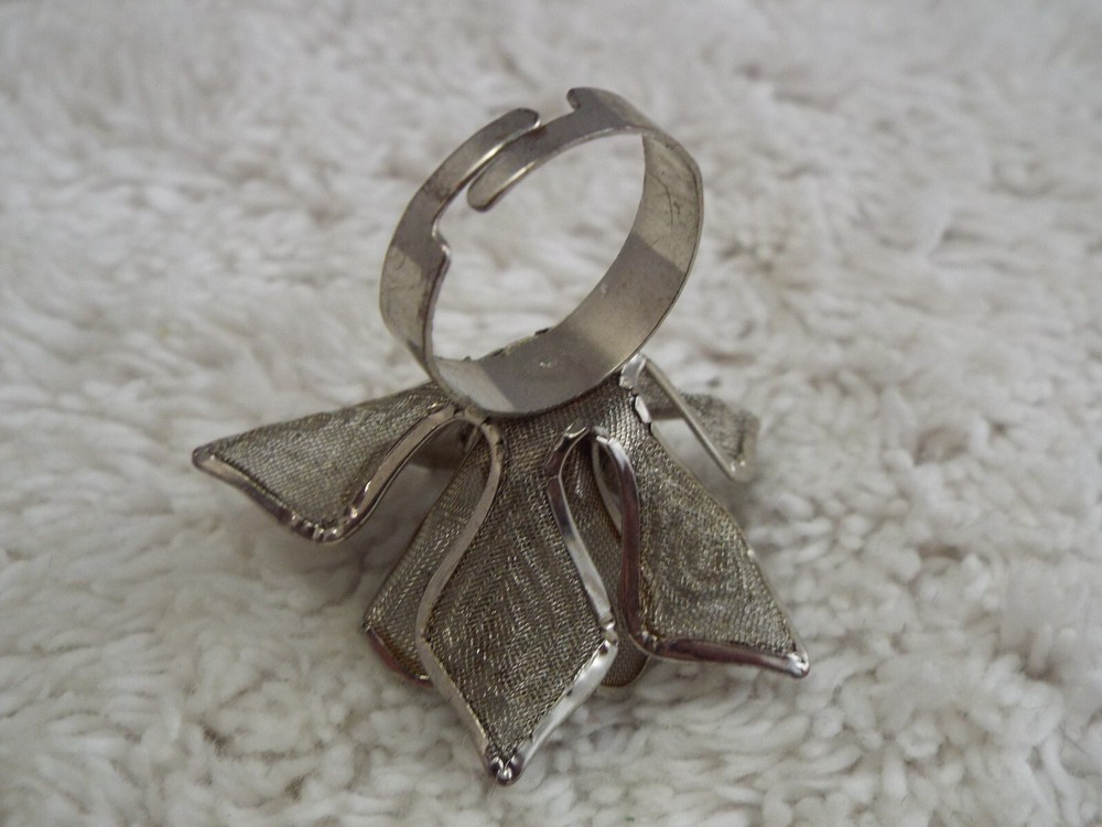 Silvertone Mesh Rhinestone Flower Ring ~ Adjustable Size 6-7 (G11)