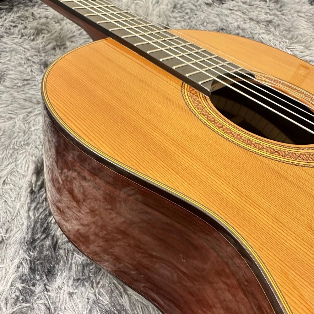 Yamaha CG182C Classical Guitar Solid Cedar Top Rosewood Back & Sides with Case