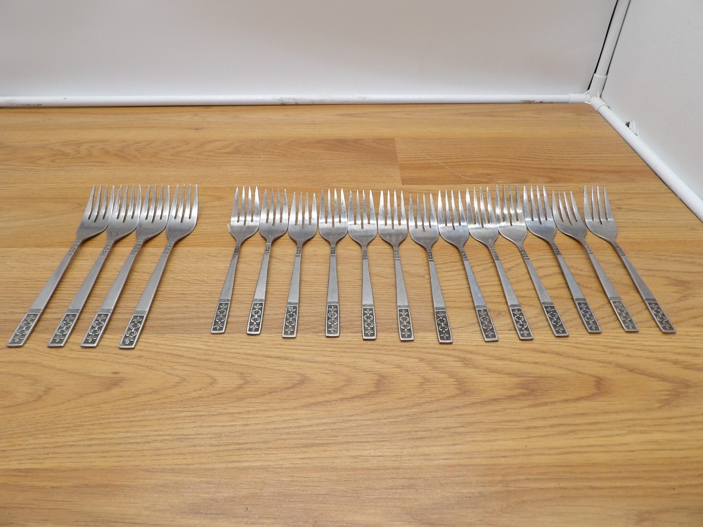 Vtg Customcraft Stainless Fleur de Lis Silverware(4) Dinner Forks (13) Salad