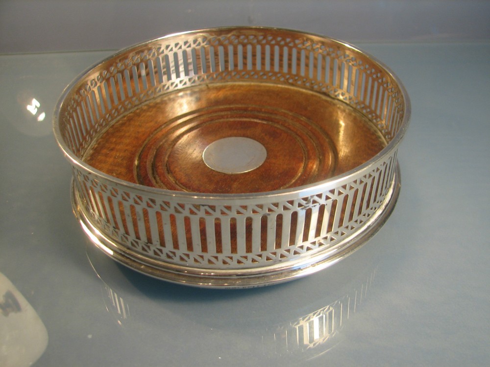 Georgian style Silver winecoaster fully hallmarked excellent condition 5" diam