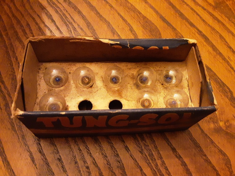 Type 31 FLASHLIGHT BULB 6.2 Volt .30 Amps 8pcs NOS