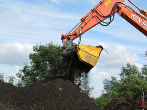 compact excavator soil screening bucket - fast and effective in damp soil