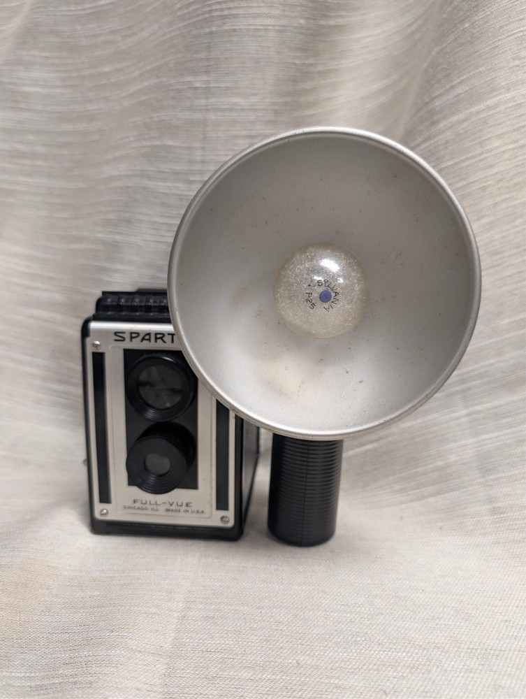 Vintage Spartus Full - Vue Camera w/ Flash untested