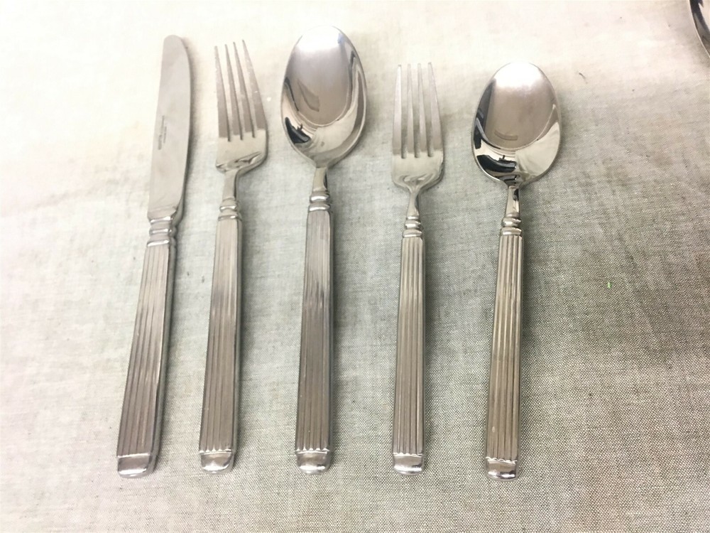 5 Piece Place Setting Hampton Silversmith's Monument Stainless