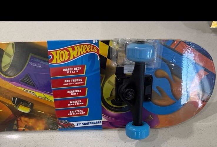 Hot Wheels Infinite Loop 31-inch complete skateboard