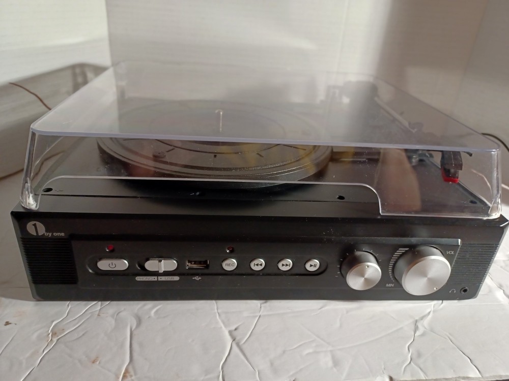 1 BY ONE Record Player MD-920 In Good Condition
