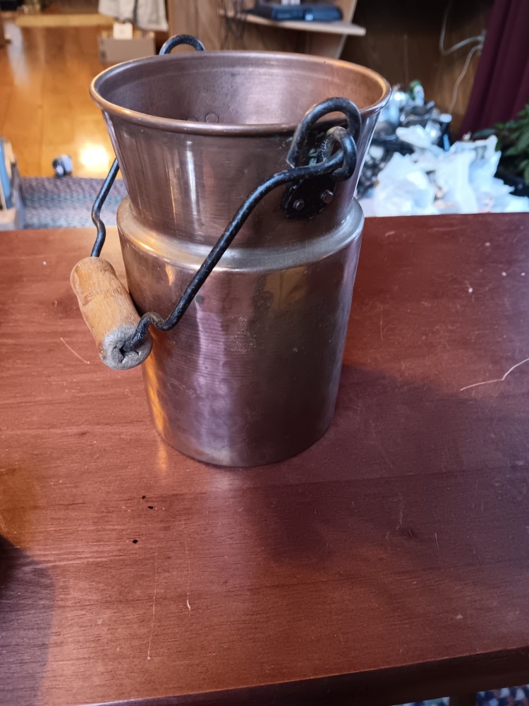 DECORATIVE COPPER POT W/ HANDLE. 1338