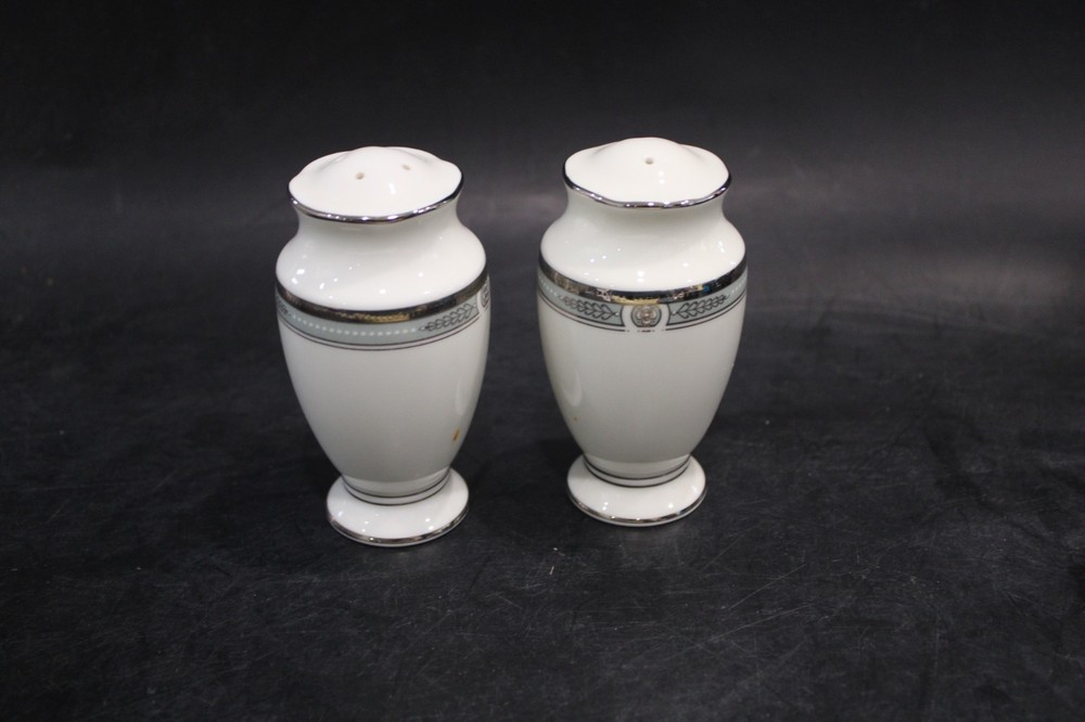 Noritake Fullerton Salt and Pepper set 4"