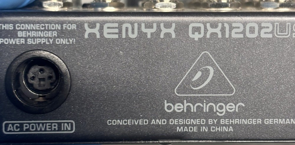 Behringer XENYX Q1202USB.