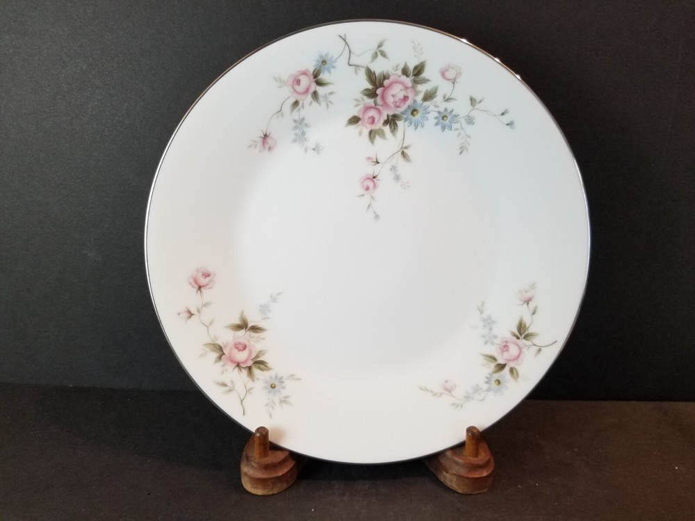 Marianne by Noritake 5 Piece Place Setting, Platinum Trim #6979