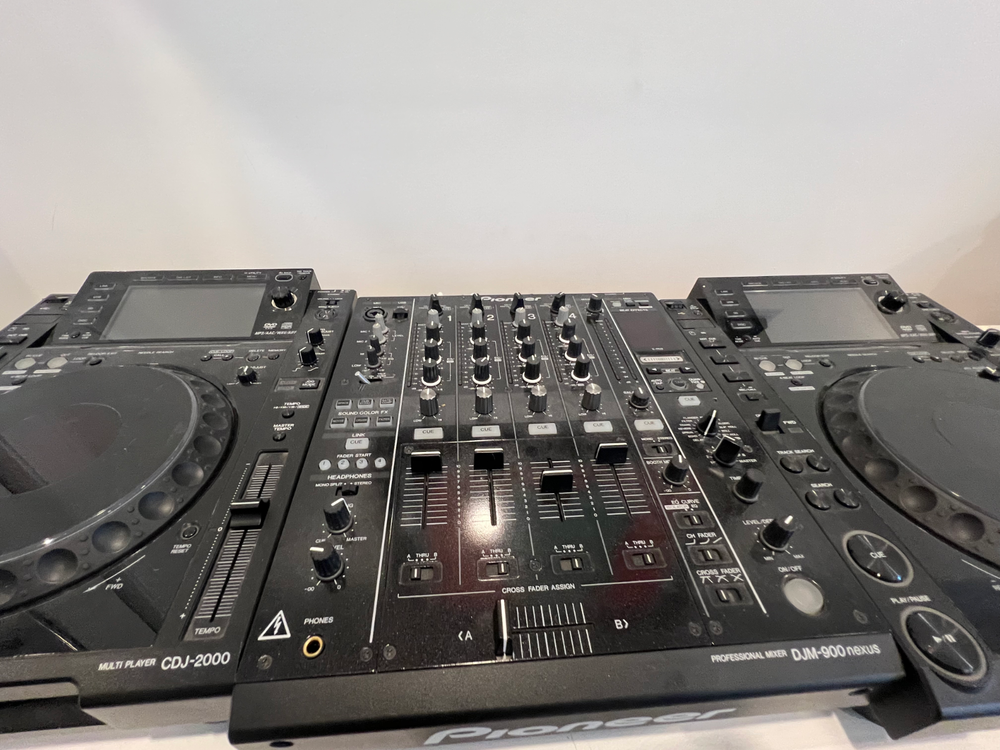 Pioneer CDJ-2000 DJ Turntable great condition