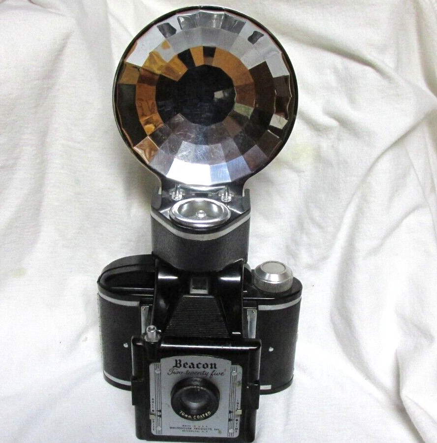 VINTAGE 1950s BEACON TWO TWENTY FIVE CAMERA WITH FLASH