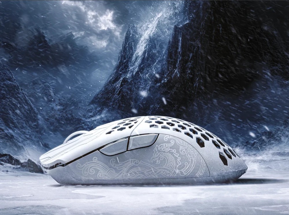 FinalMouse ULX Frostlord Size Small/Medium IN-HAND