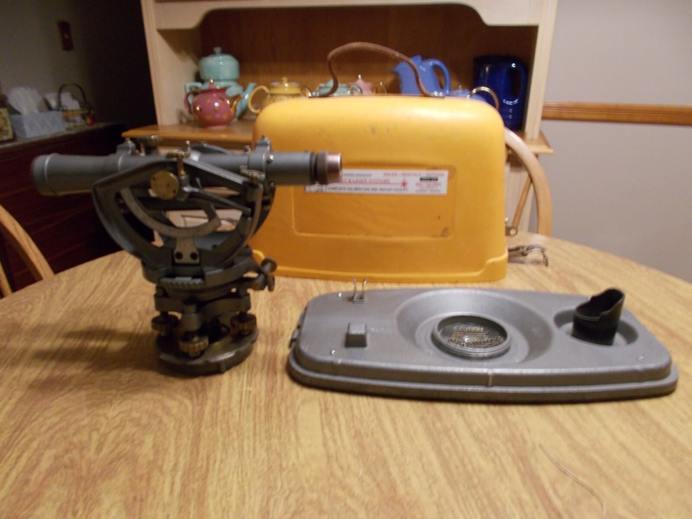 DAVID WHITE INSTRUMENTS TRANSIT MODEL 8300 WITH CASE