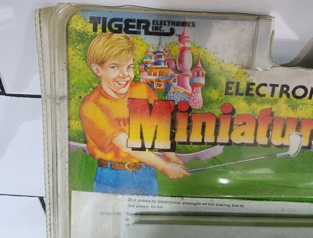 1990 TIGER ELECTRONICS HANDHELD MINIATURE GOLF - MIP