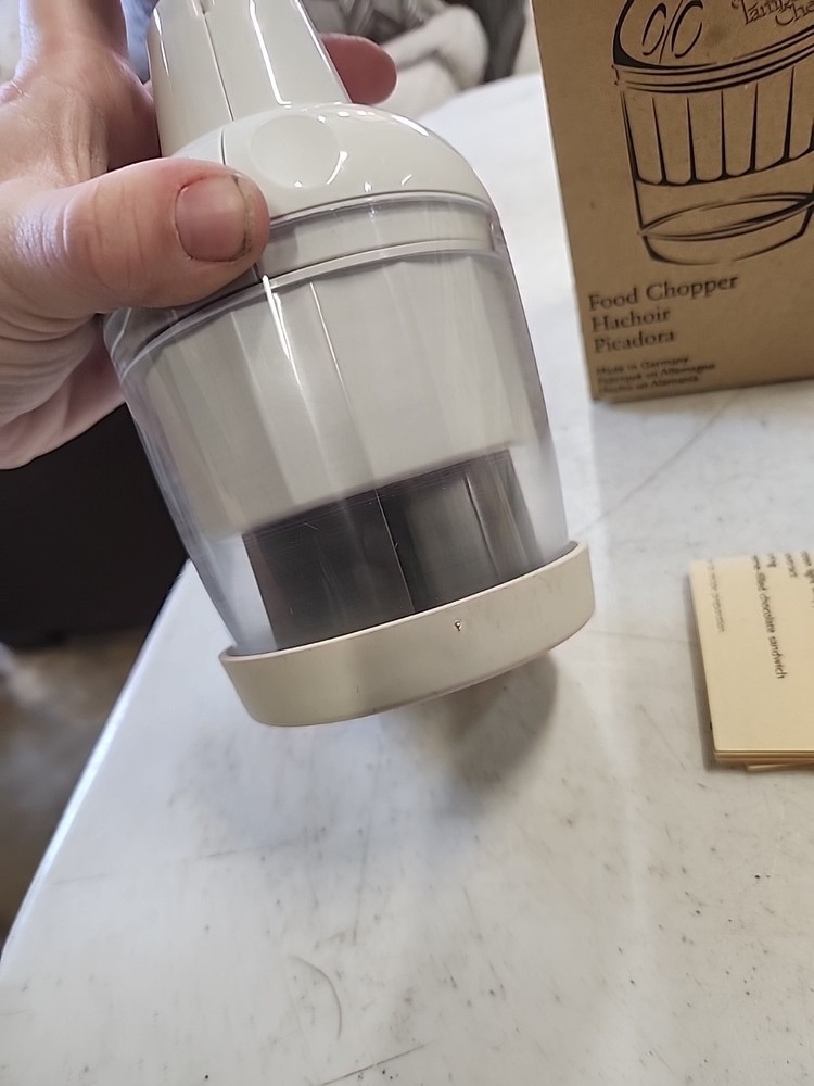 Original Pampered Chef # 2585 Push Function Food Chopper