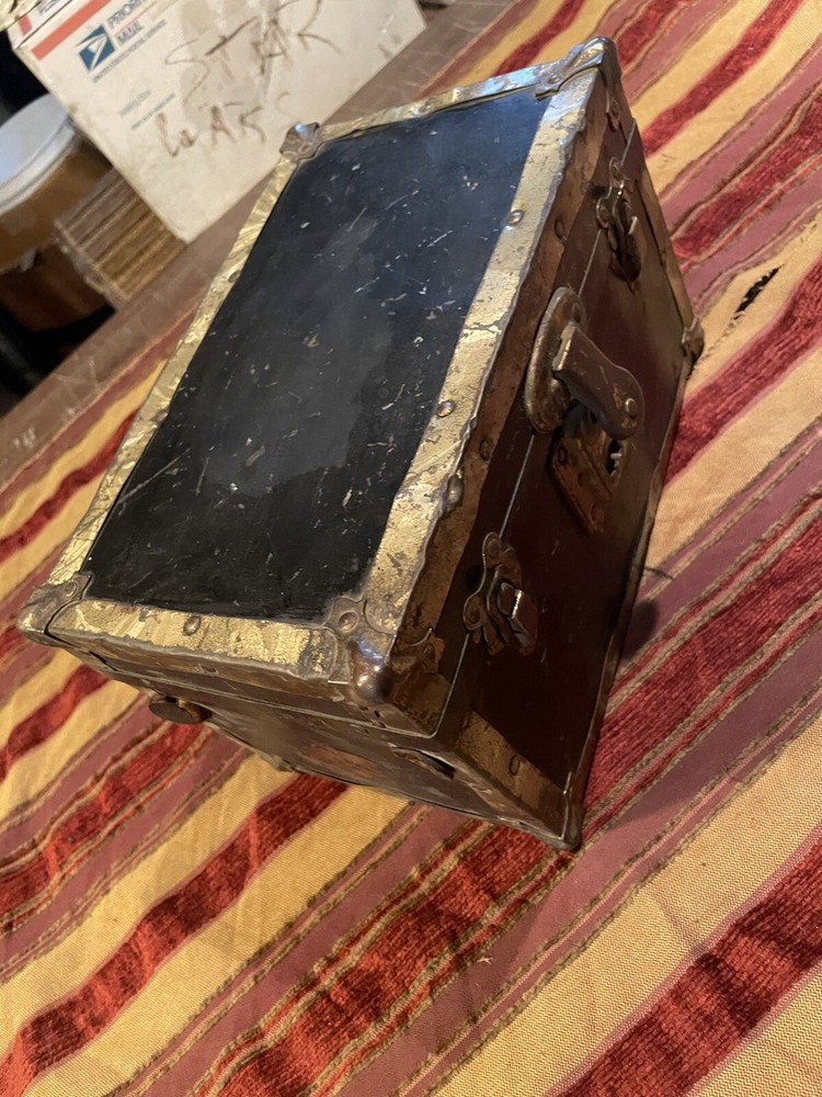 Steamer Trunk Salesman Sample/Doll Trunk