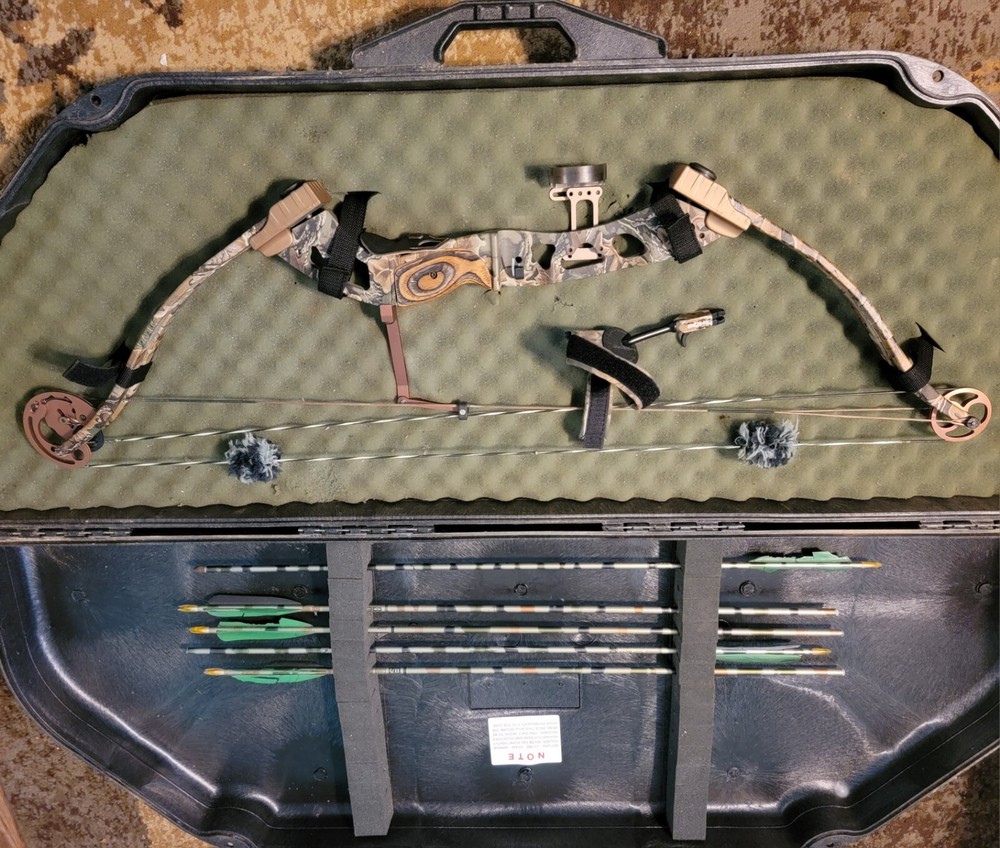 Fred Bear Code Compound Bow + Arrows and Case + QUICK shot Minty