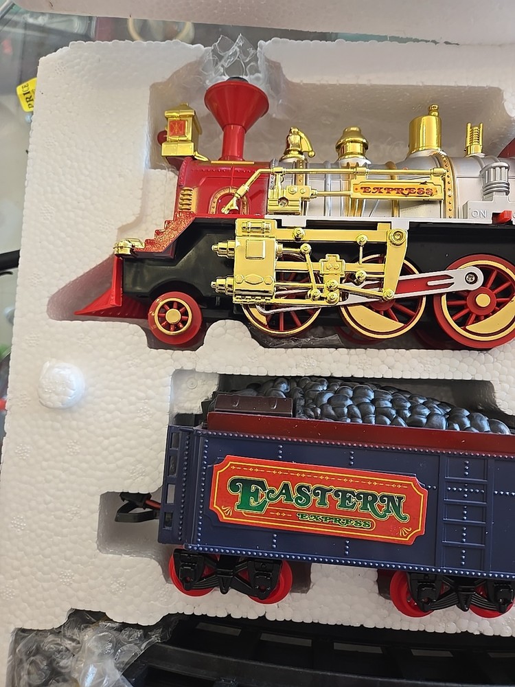 TRADITIONAL EASTERN EXPRESS BATTERY OPERATED MODEL TRAIN & TRACKS SET