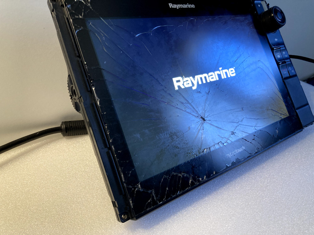 Raymarine eS127 MFD Chartplotter GPS Radar Display E70284 – Works CRACKED SCREEN
