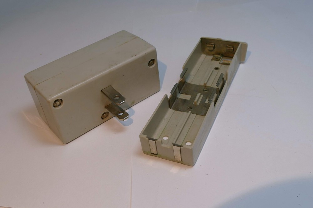 AA battery holder for a vintage flash