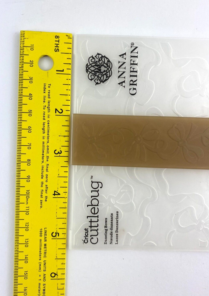 Anna Griffin Cuttlebug Cricut - DANCING BOWS - Embossing Folder