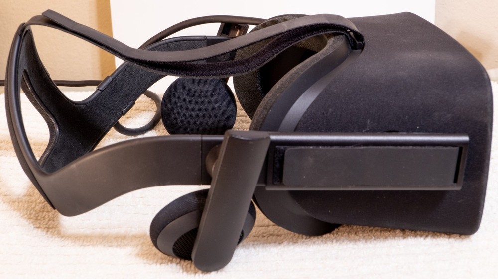 Oculus Rift - Virtual Reality Headset + Touch Controllers & 2x Sensors