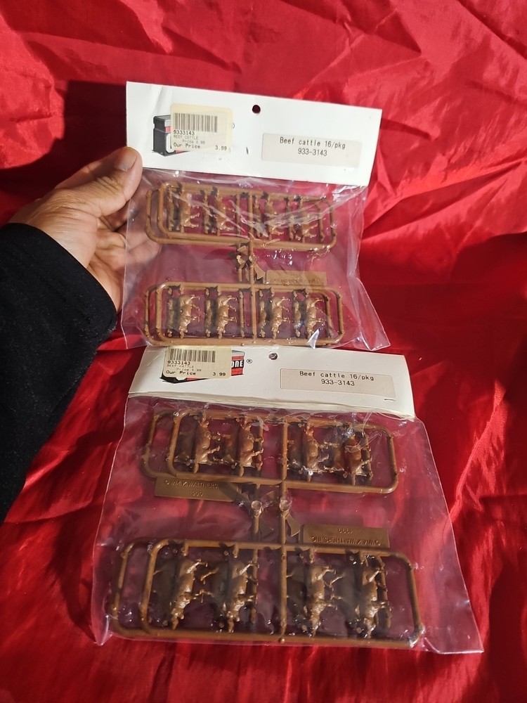 Walthers HO 2 Packages Beef Cattle (16/Pkg) 933-3143. New!