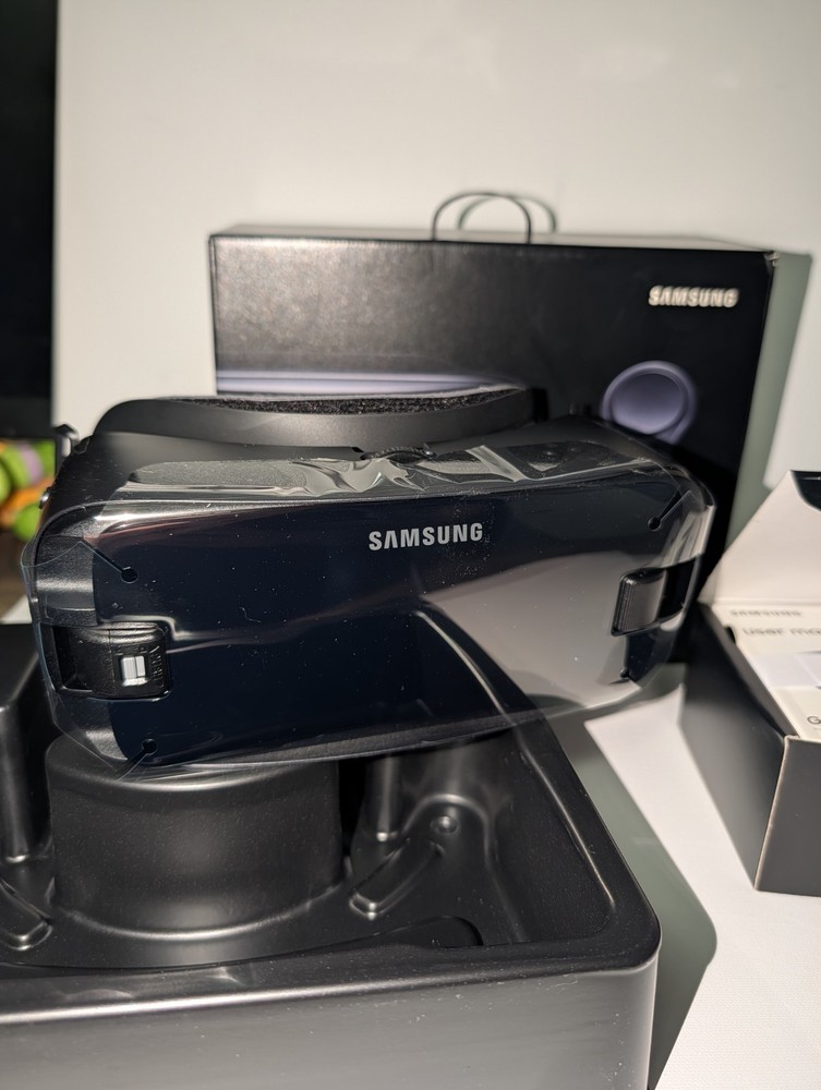 Samsung Gear VR with Controller Powered By Oculus New Open Box SM-R324
