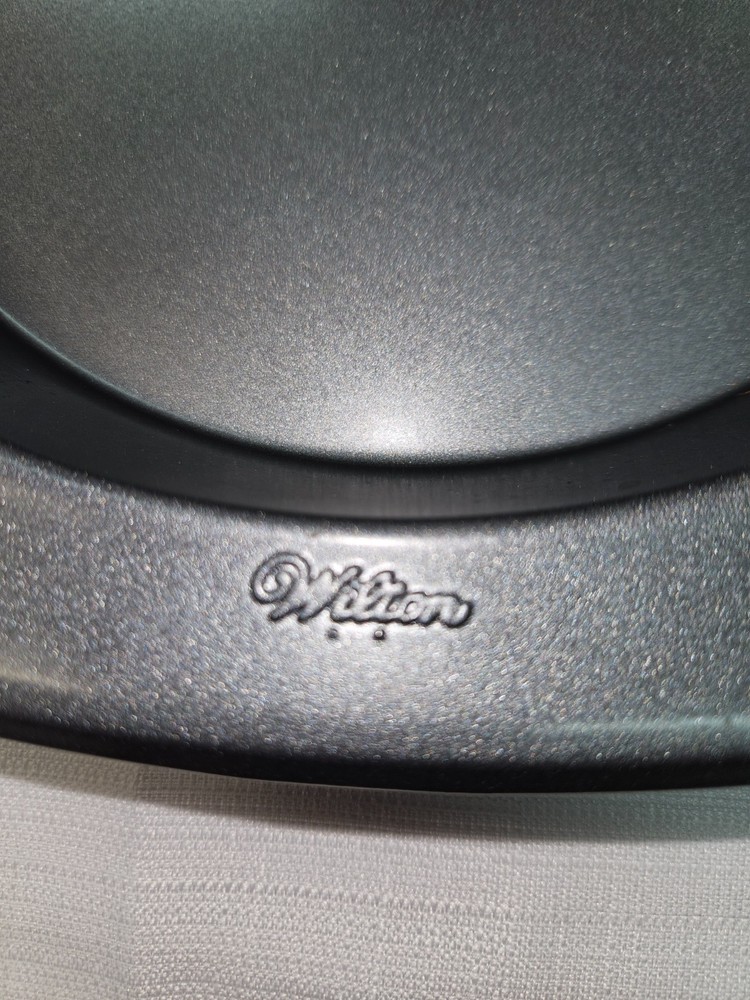 Wilton non-stick round cake pans