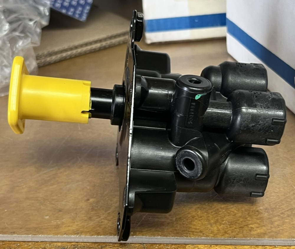 Bendix 800142 PP-CC Dash Valve NEW