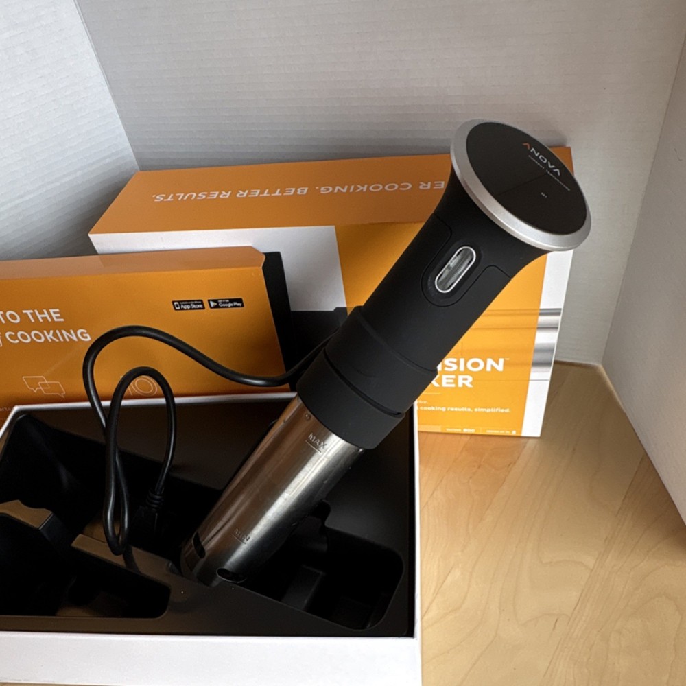 Anova Precision Cooker Sous Vide Immersion Circulator with Container and Books