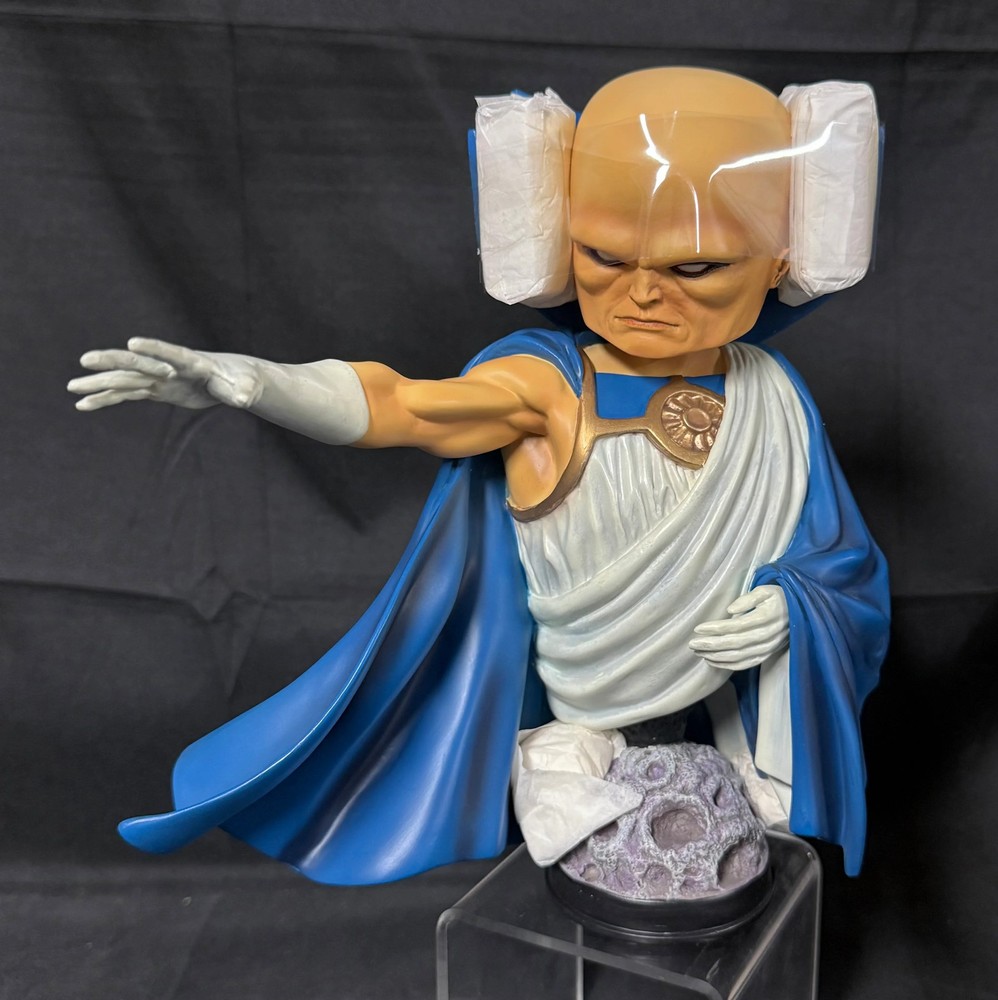 WATCHER - BOWEN MINI BUST (673/3000)