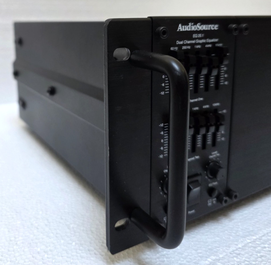 AudioSource EQ 25.1 Dual Graphic & (2) AMP 5.2 Monoblock Tested & Working