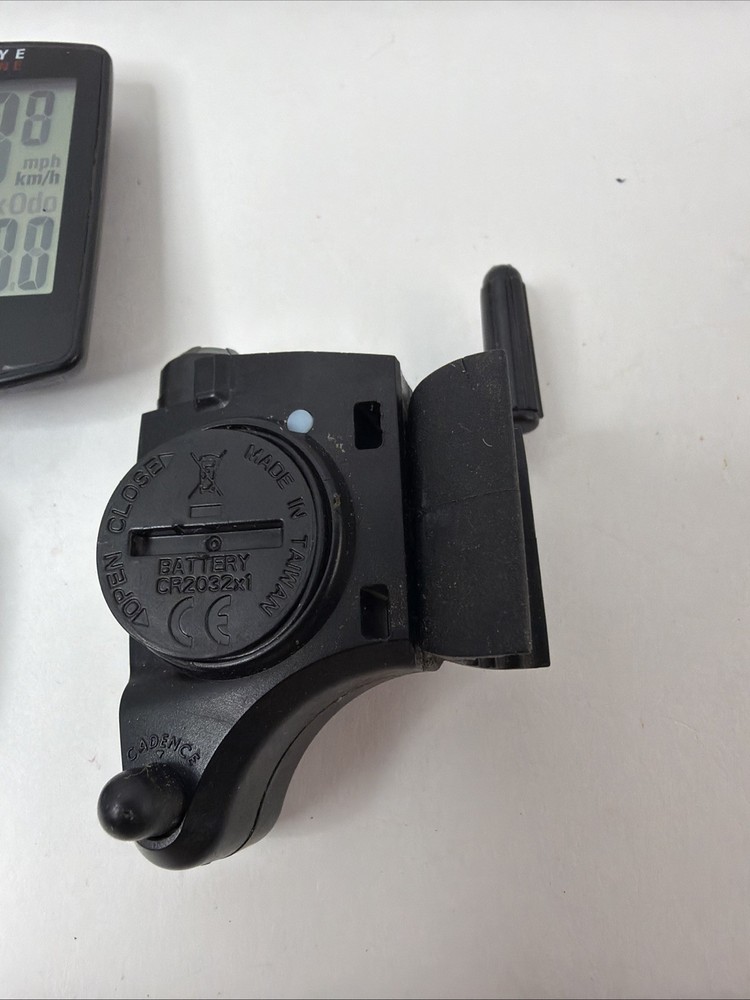 Cateye Padrone DIGITAL Cycling Computer, with Cadence, Speed, Out-Front