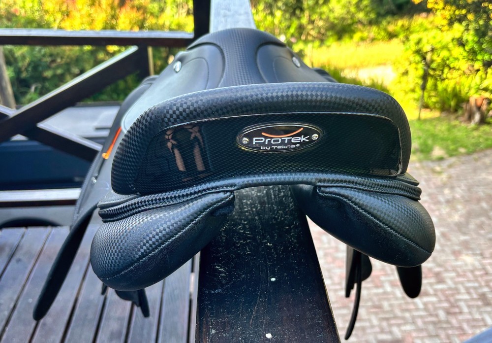 Black 16.5'' Tekna Carbo S4 Jumping Saddle