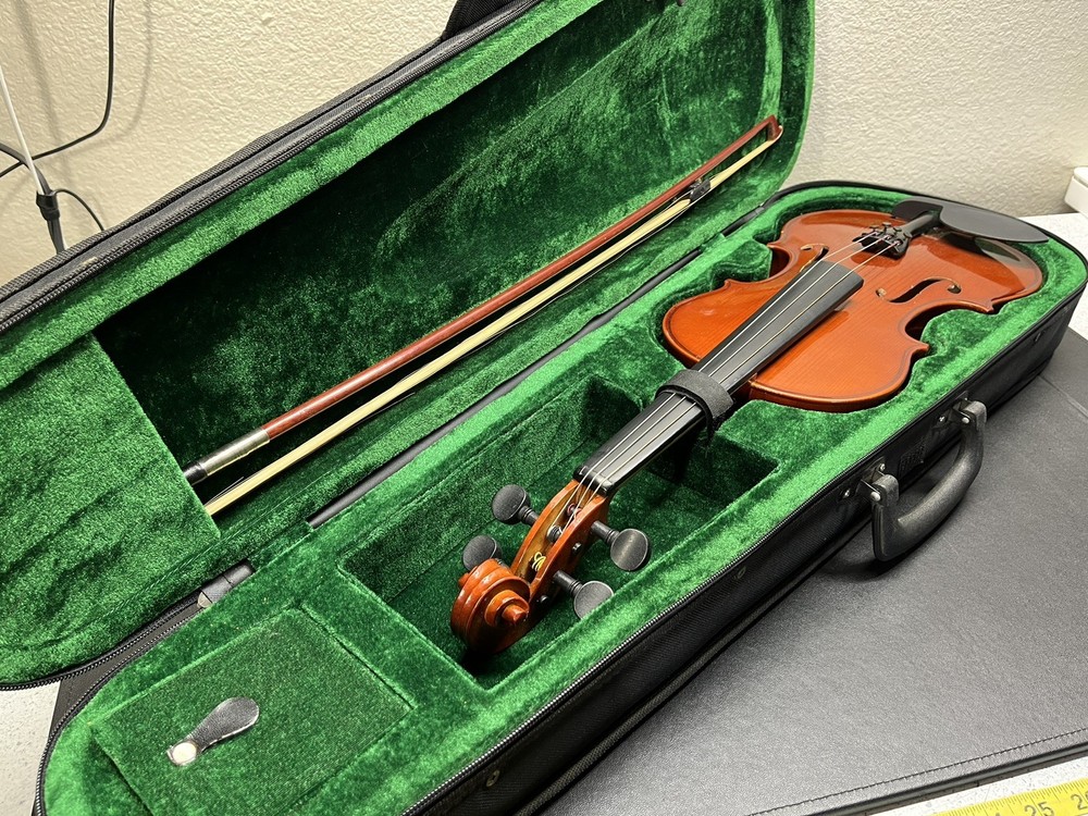 Corelli Model No. TCV-50 Violin w/ Bow & Carrying Case