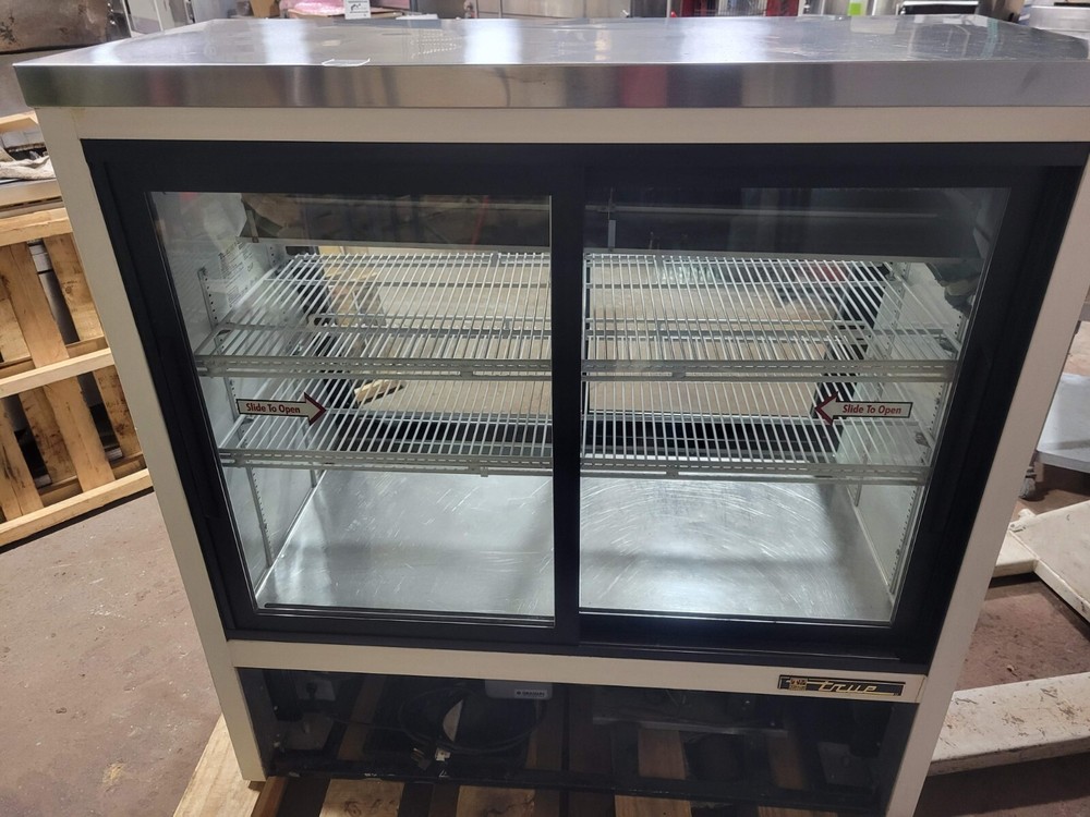 TRUE TSID-48-4 DELI DISPLAY REFRIGERATOR 3 FRONT & REAR DOORS