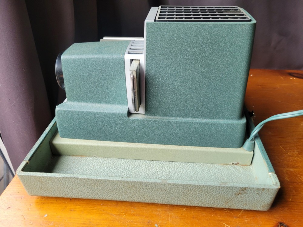 Vintage ARGUS 300 Slide Projector with Case